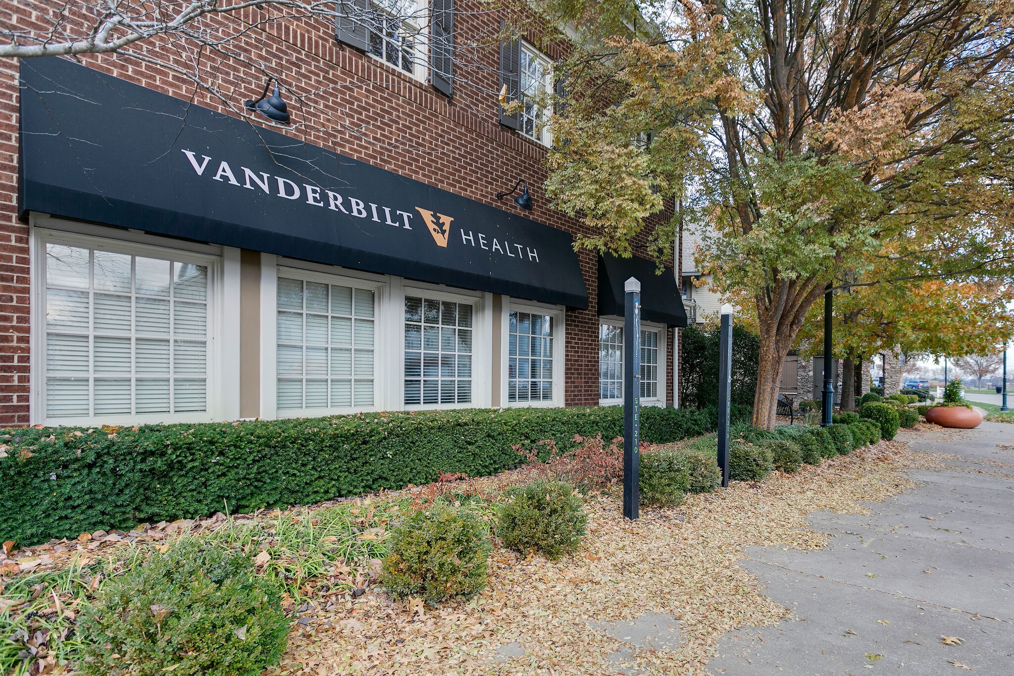 1606 Eliot Road Franklin, TN 37064 - Photo 62 of 67 a view of a building with a garden