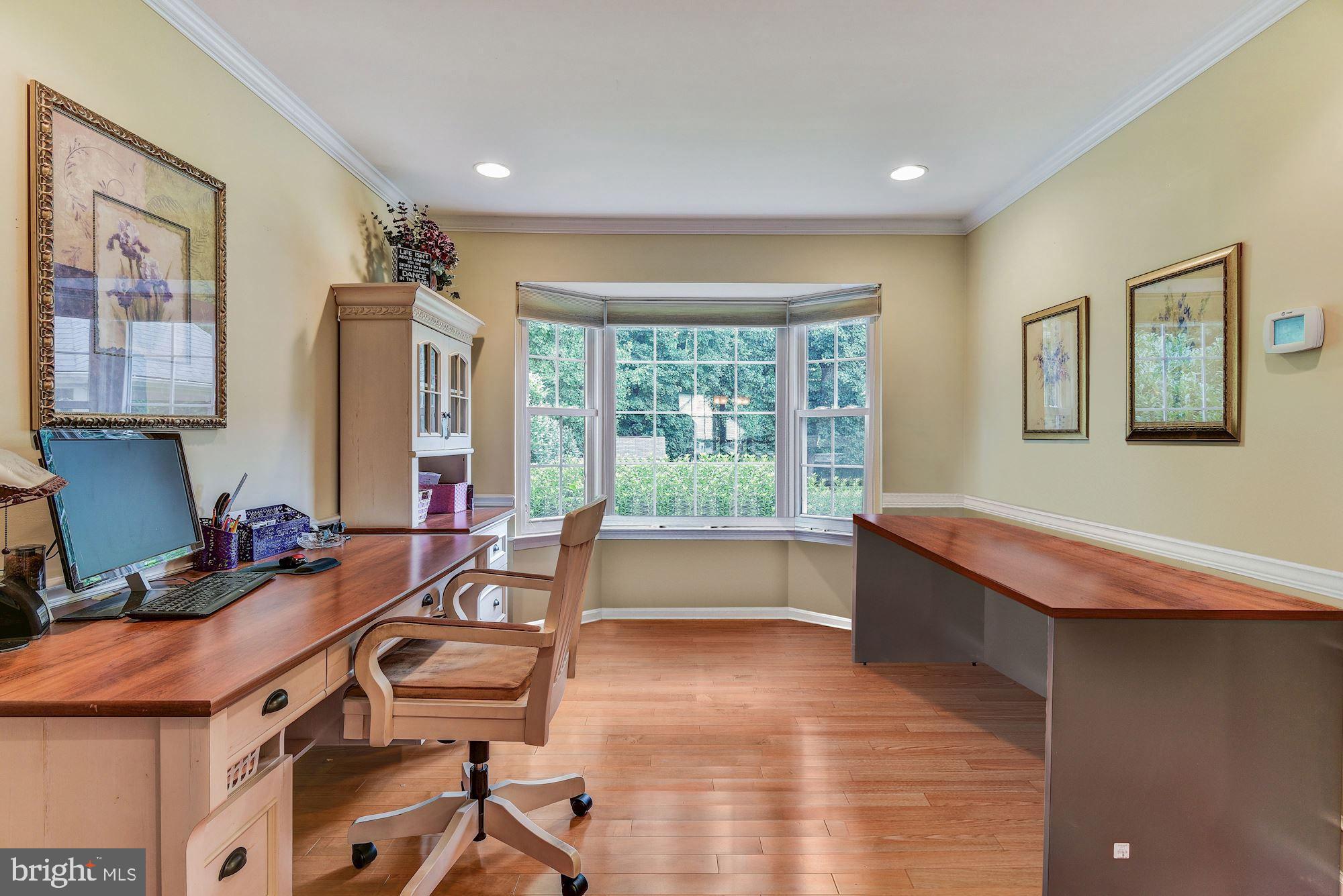 23612 Dixie Ridge Court Gaithersburg, MD 20882 - Photo 5 of 38 Living Room | Bow Window