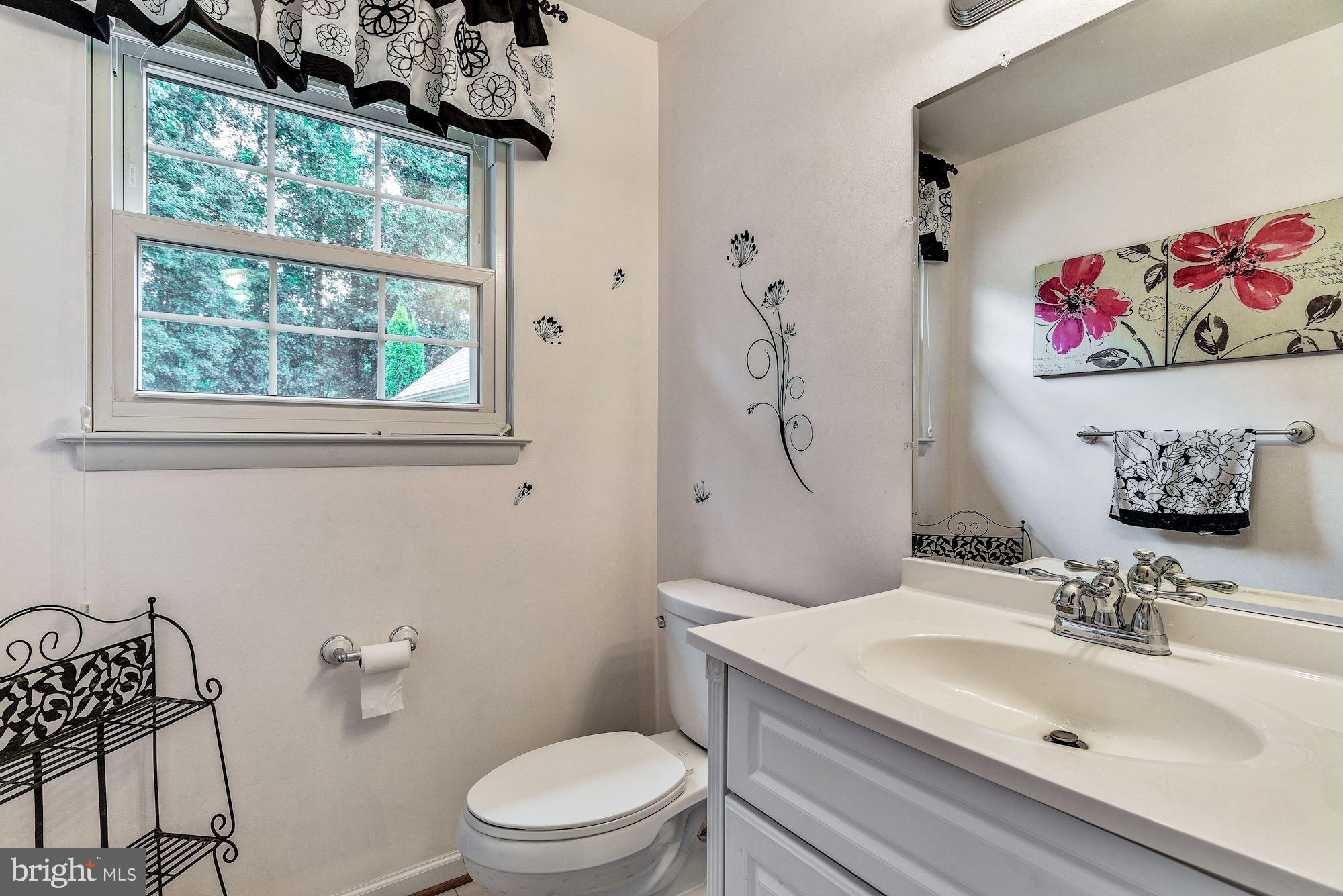 23612 Dixie Ridge Court Gaithersburg, MD 20882 - Photo 6 of 38 Powder Room