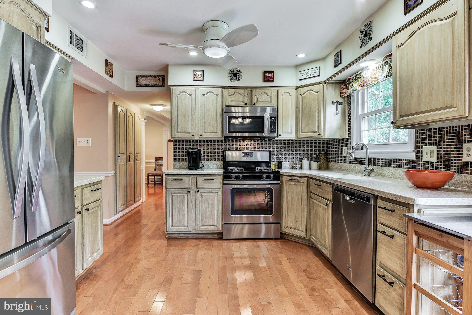23612 Dixie Ridge Court Gaithersburg, MD 20882 - Photo 7 of 38 Eat-In Kitchen | Stainless Steel Appliances