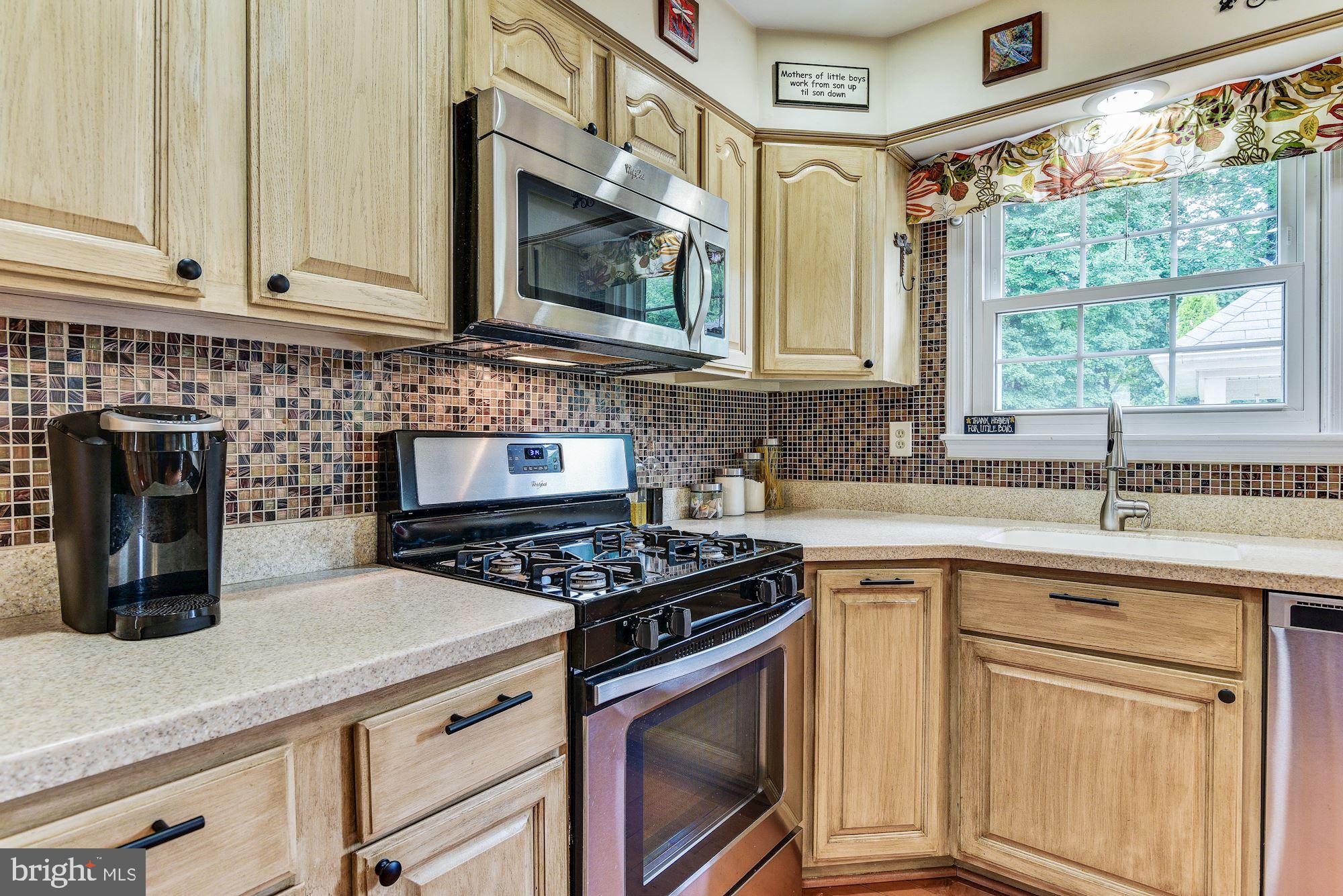 23612 Dixie Ridge Court Gaithersburg, MD 20882 - Photo 9 of 38 Eat-In Kitchen | Decorative Backsplash