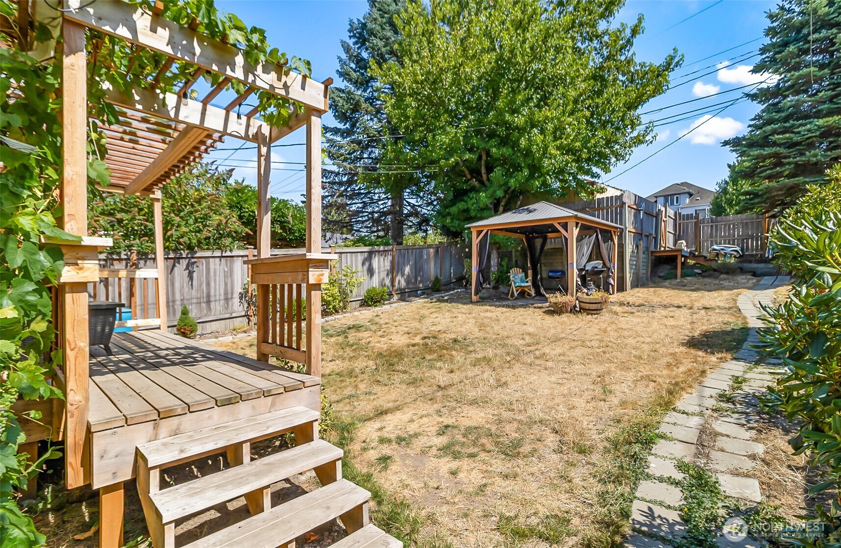 3503 Rockefeller Avenue Everett, WA 98201 - Photo 33 of 36 a front view of a house with a yard