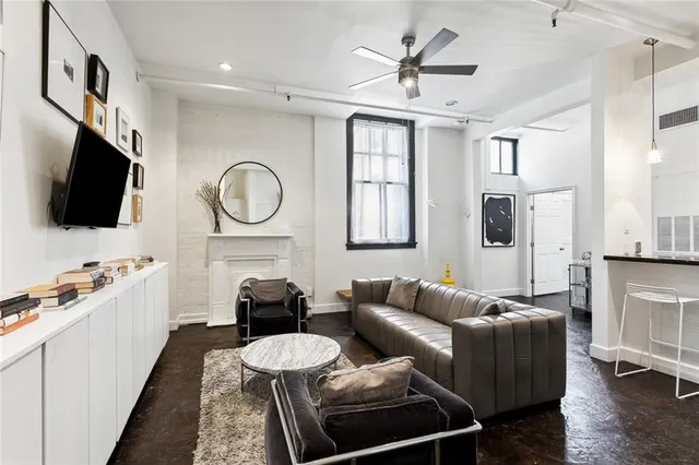 $1,900 | 1111 South Peters Street, Unit 102, New Orleans, LA 70130