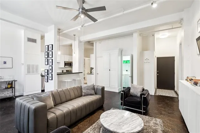 $1,900 | 1111 South Peters Street, Unit 102, New Orleans, LA 70130