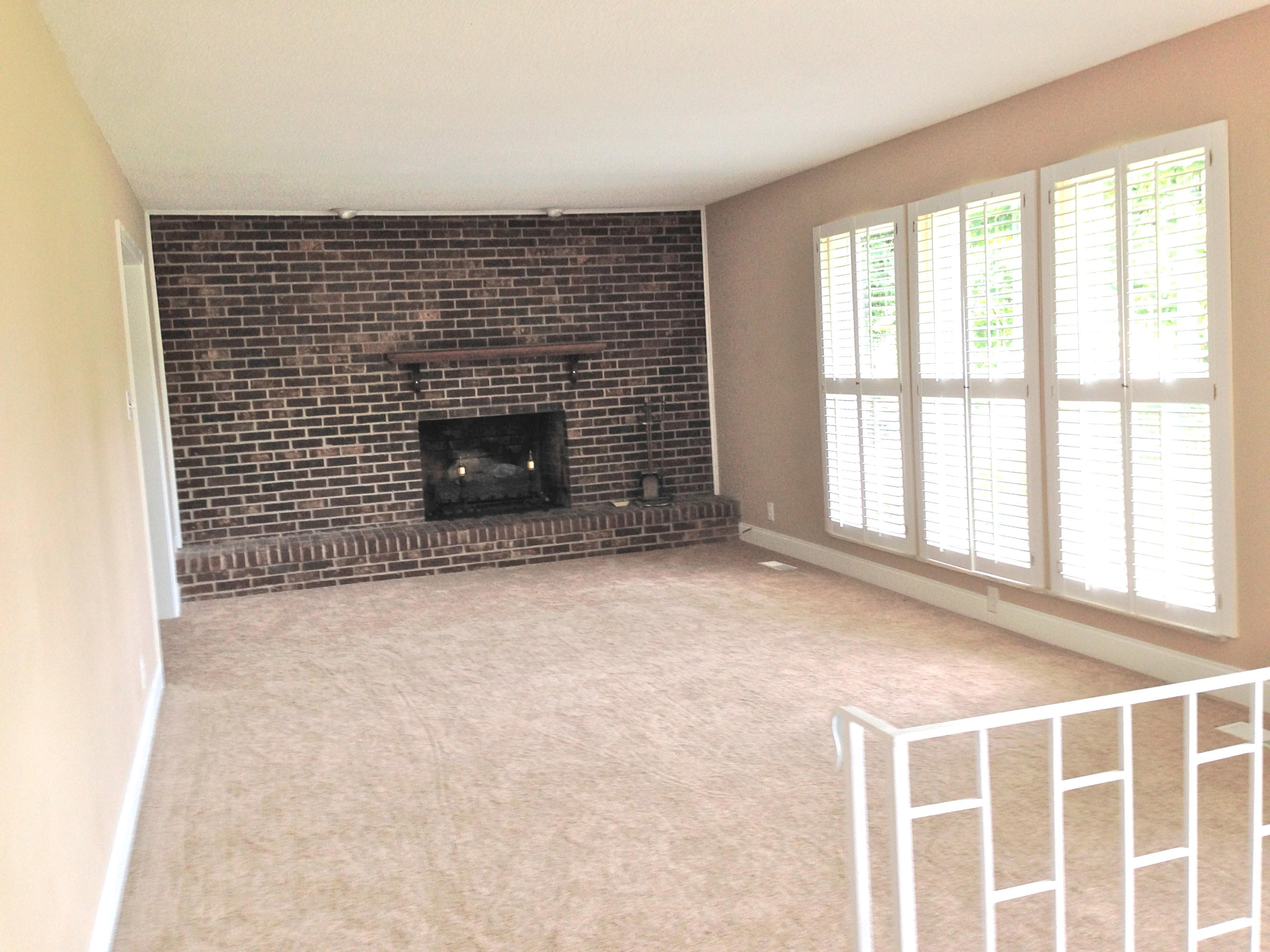 108 Albright Road Oak Ridge, TN 37830 - Photo 4 of 30 Living room with gas fireplace