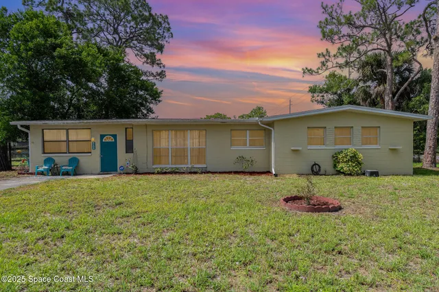 a house view with a backyard space