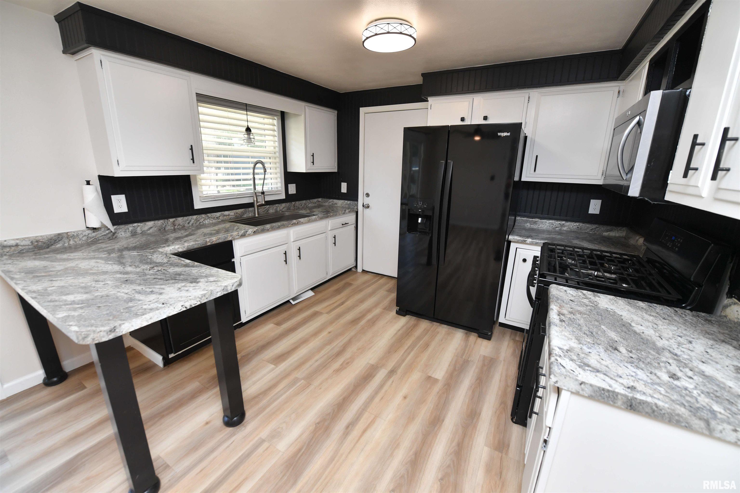 1614 Springfield Road East Peoria, IL 61611 - Photo 17 of 67 Gallery Image 17