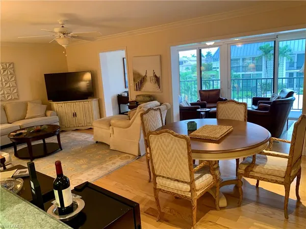 $5,500 | 333 Harbour Drive, Unit 211, Naples, FL 34103