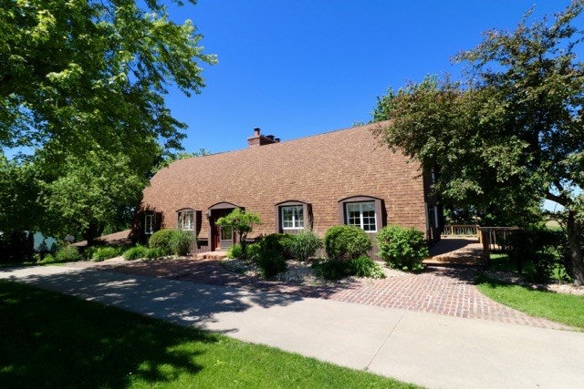 2950 Hales Mill Road Dubuque, IA 52002 - Photo 2 of 25 Gallery Image 2