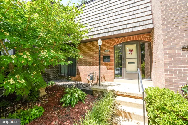 $3,200 | 4908 Sauquoit Lane, Annandale, VA 22003