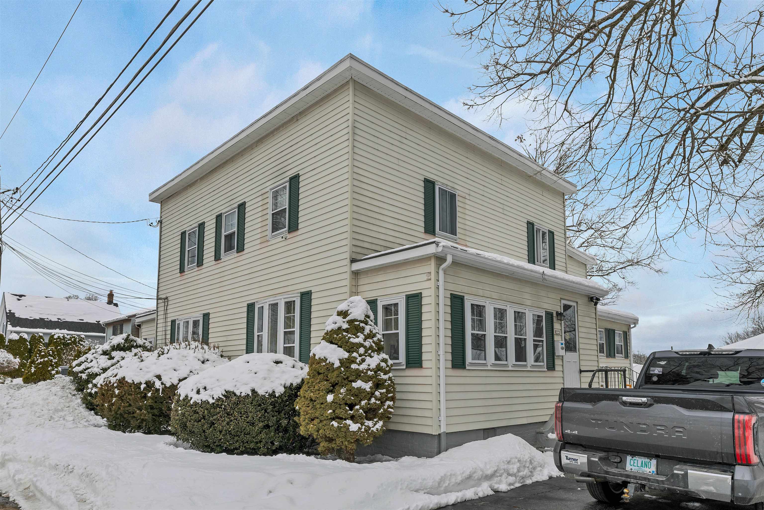 312 Mystic Street Manchester, NH 03103 - Photo 2 of 29