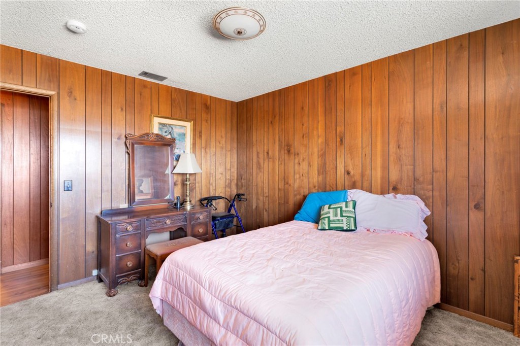5500 Oil Well Road Phelan, CA 92371 - Photo 27 of 65 a bedroom with a bed and a table