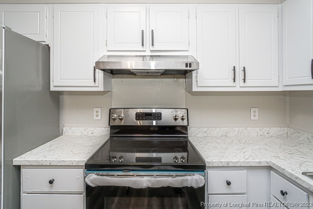 2179 Shaw Rd Extension Fayetteville, NC 28311 - Photo 14 of 42 a stove top oven sitting inside of a kitchen