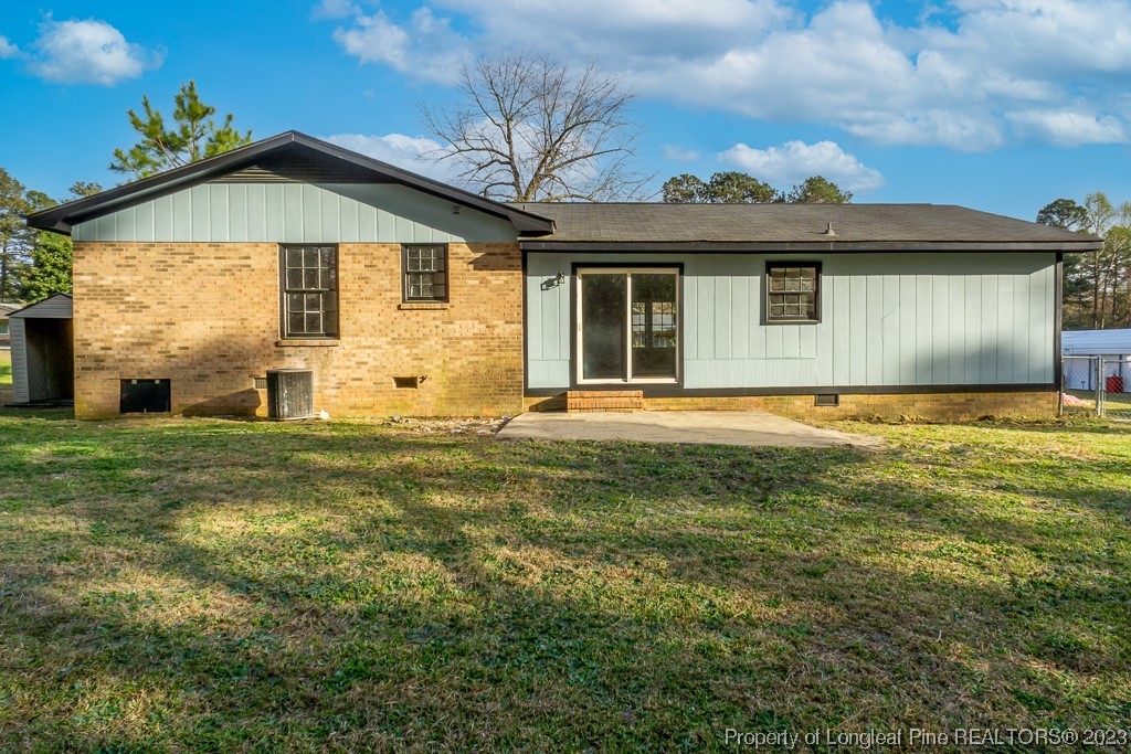 2179 Shaw Rd Extension Fayetteville, NC 28311 - Photo 39 of 42 a front view of a house with yard