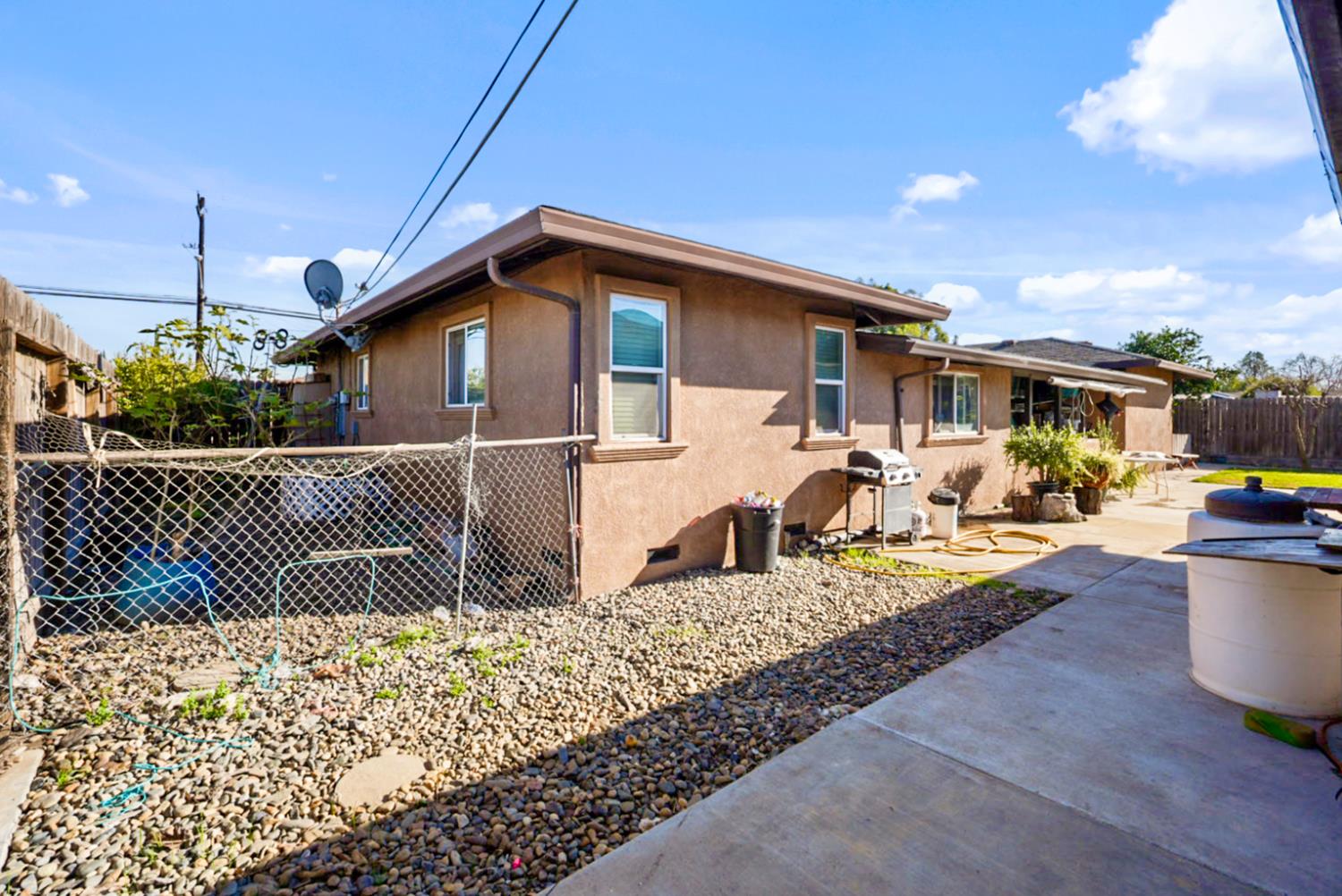 561 Church Street Modesto, CA 95357 - Photo 31 of 38 a view of a house with sitting area and furniture