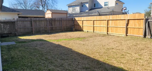 a view of a backyard