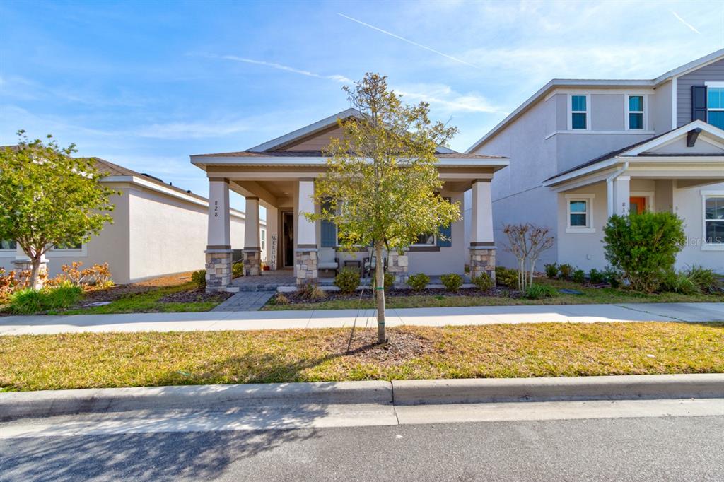 828 MIDDLETON Street DeBary, FL 32713 - Photo 2 of 20 a front view of house with yard and green space