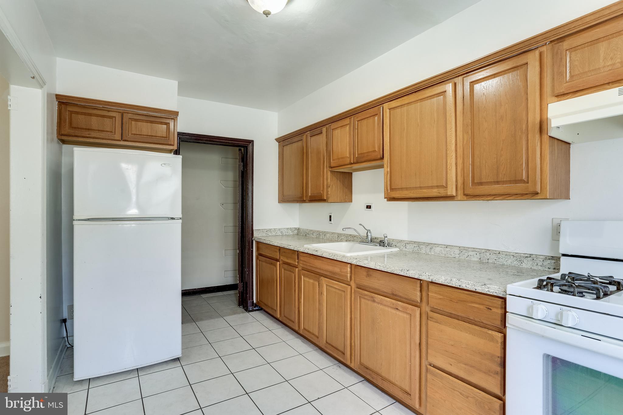 1622 Winford Road Baltimore, MD 21239 - Photo 15 of 37 Kitchen with access to lower level