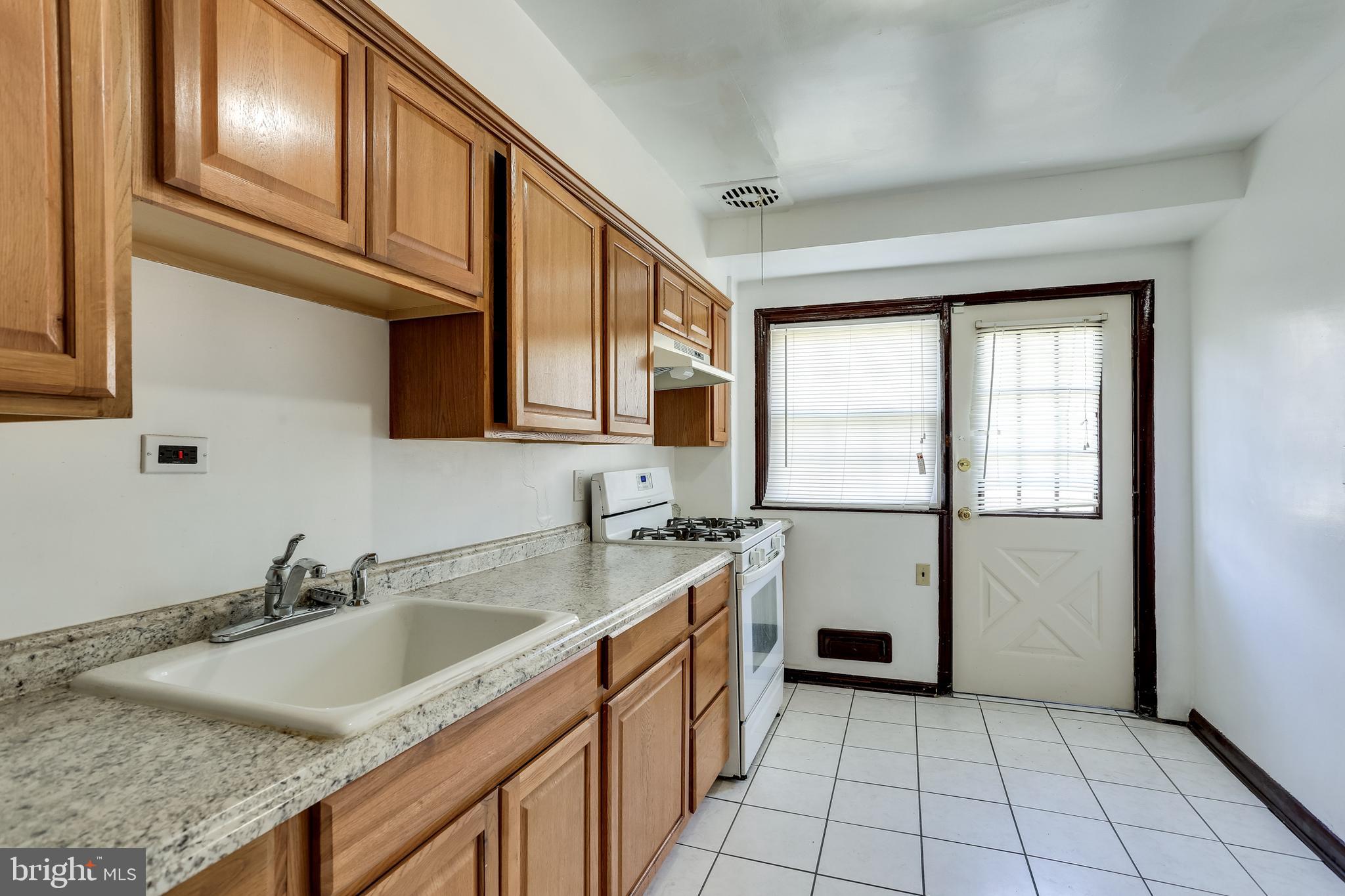 1622 Winford Road Baltimore, MD 21239 - Photo 16 of 37 Kitchen with access to back yard