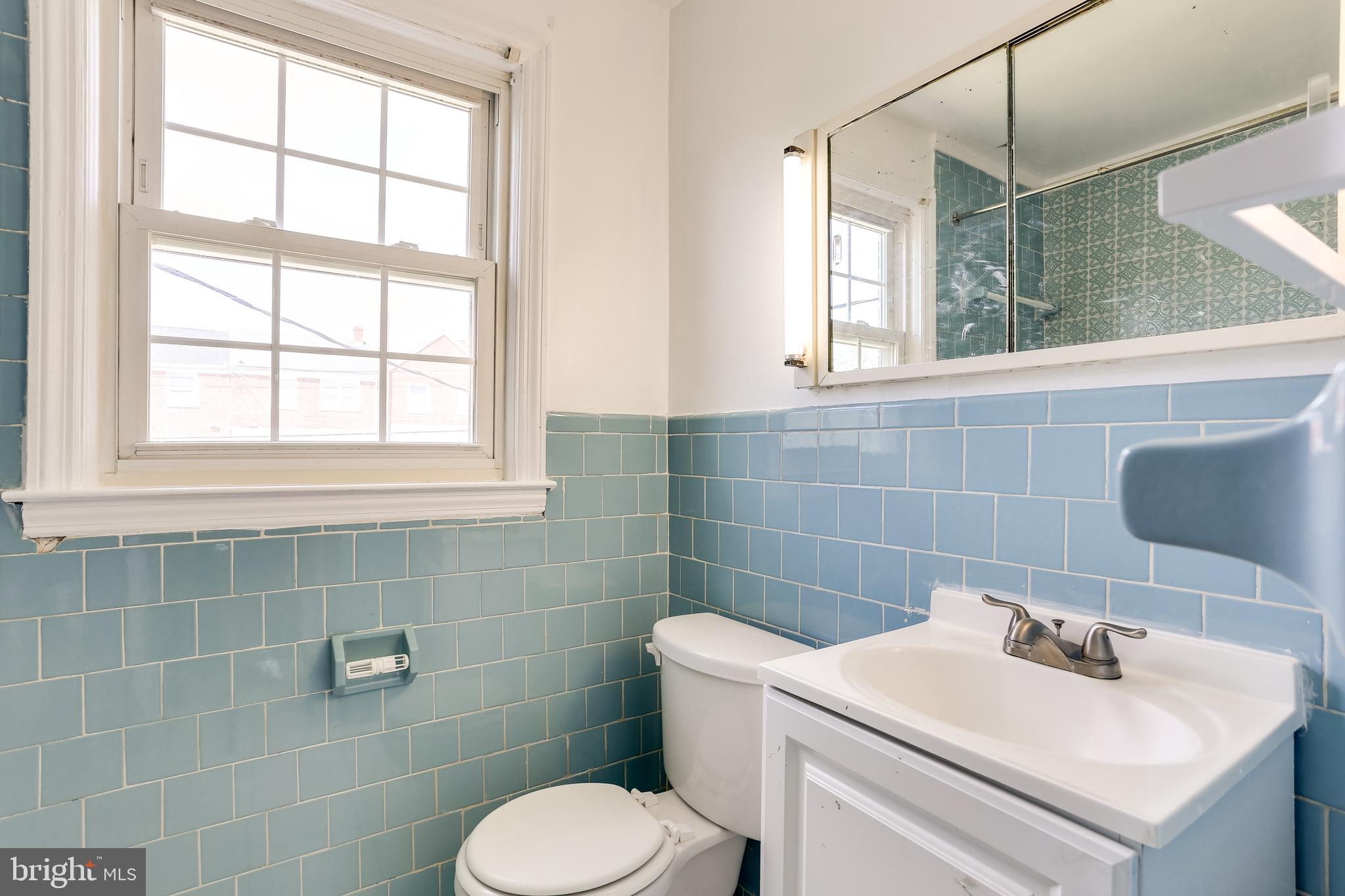 1622 Winford Road Baltimore, MD 21239 - Photo 28 of 37 Full hall bath