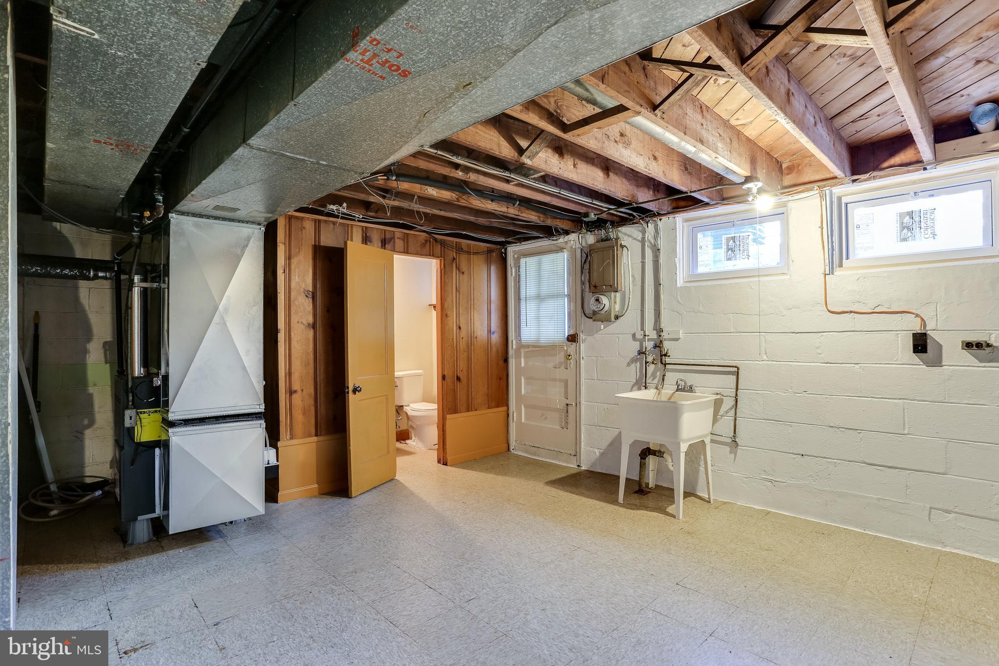 1622 Winford Road Baltimore, MD 21239 - Photo 33 of 37 Utility room with washer/dryer hookups