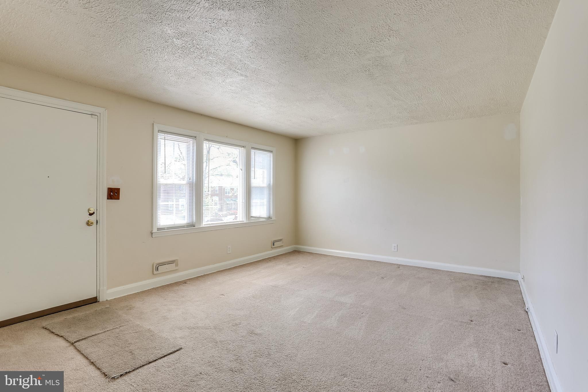 1622 Winford Road Baltimore, MD 21239 - Photo 5 of 37 Living room