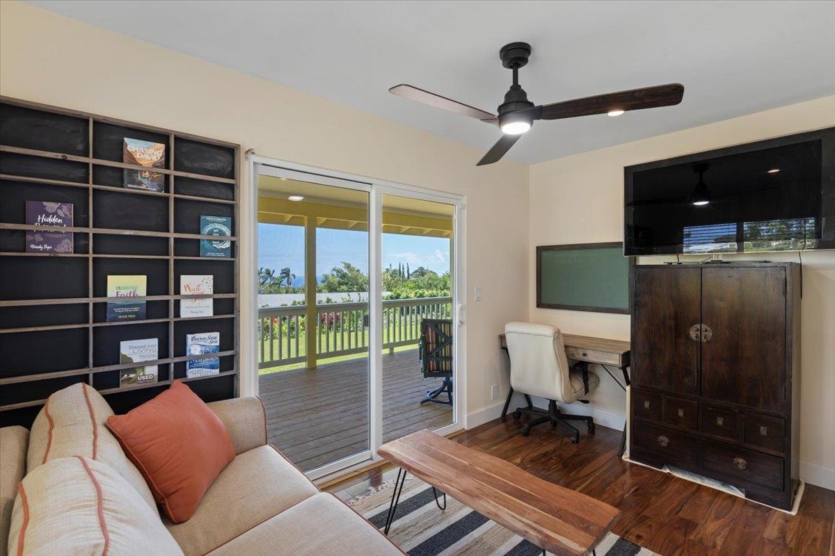 139 Pauwela Road Haiku, HI 96708 - Photo 24 of 42 a living room with furniture a lamp and a flat screen tv