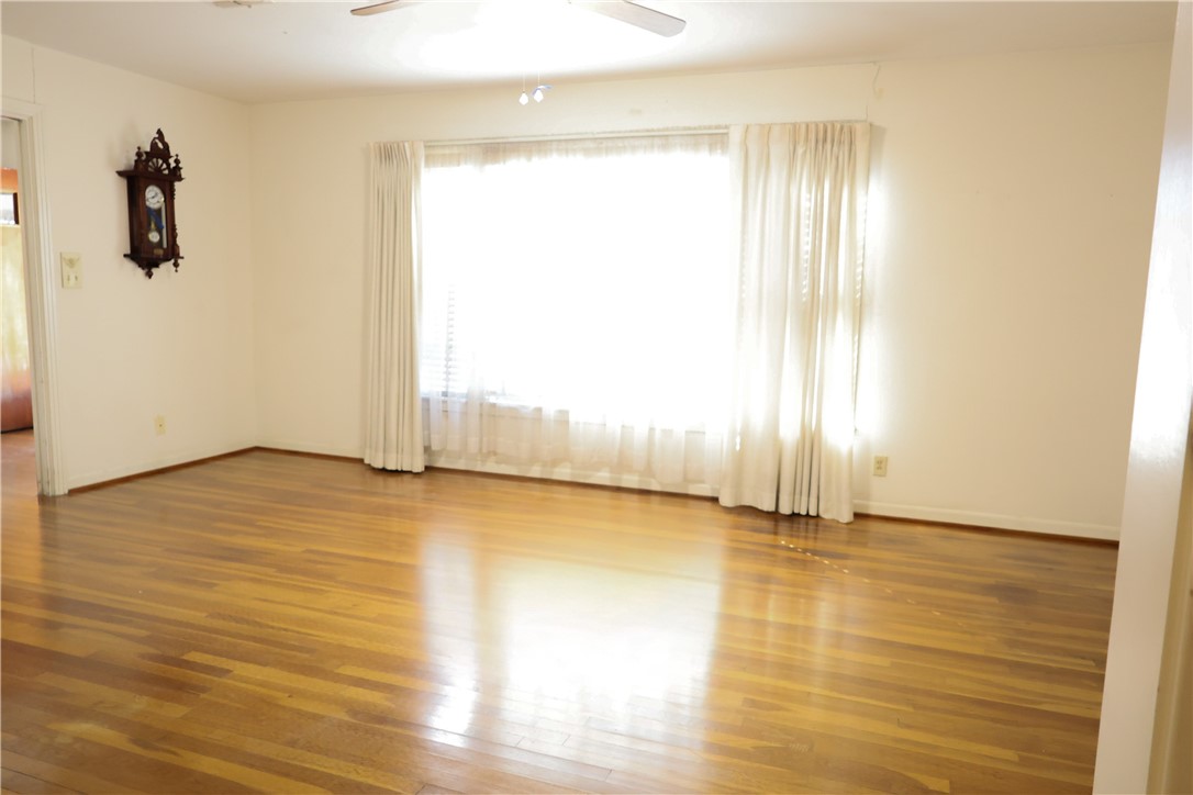 1023 Ross Avenue Alice, TX 78332 - Photo 2 of 13 Living Room