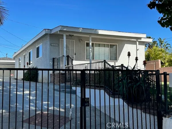 a front view of house with yard and porch