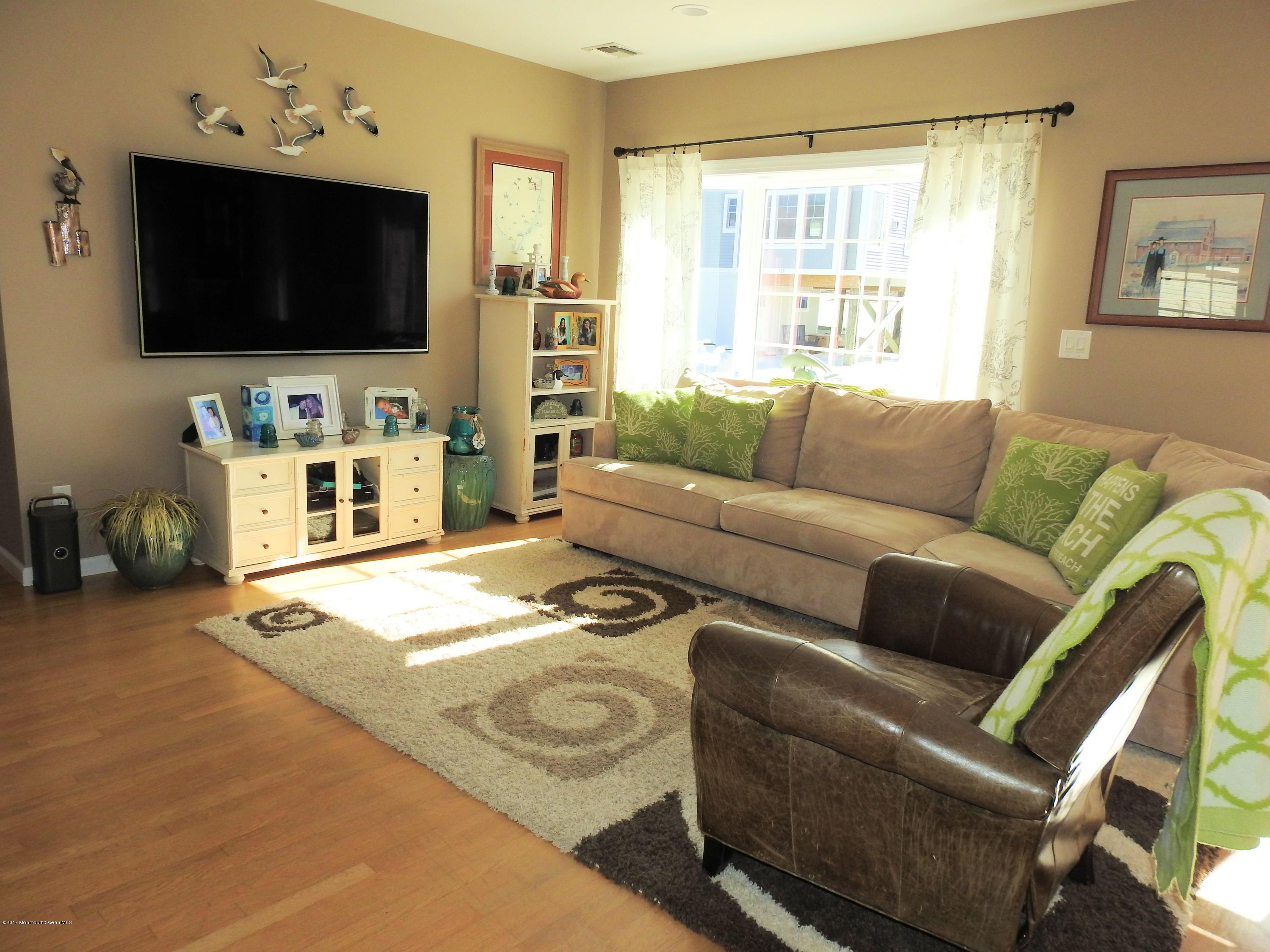 114 Bayberry Road Lavallette, NJ 08735 - Photo 2 of 23 liv1
