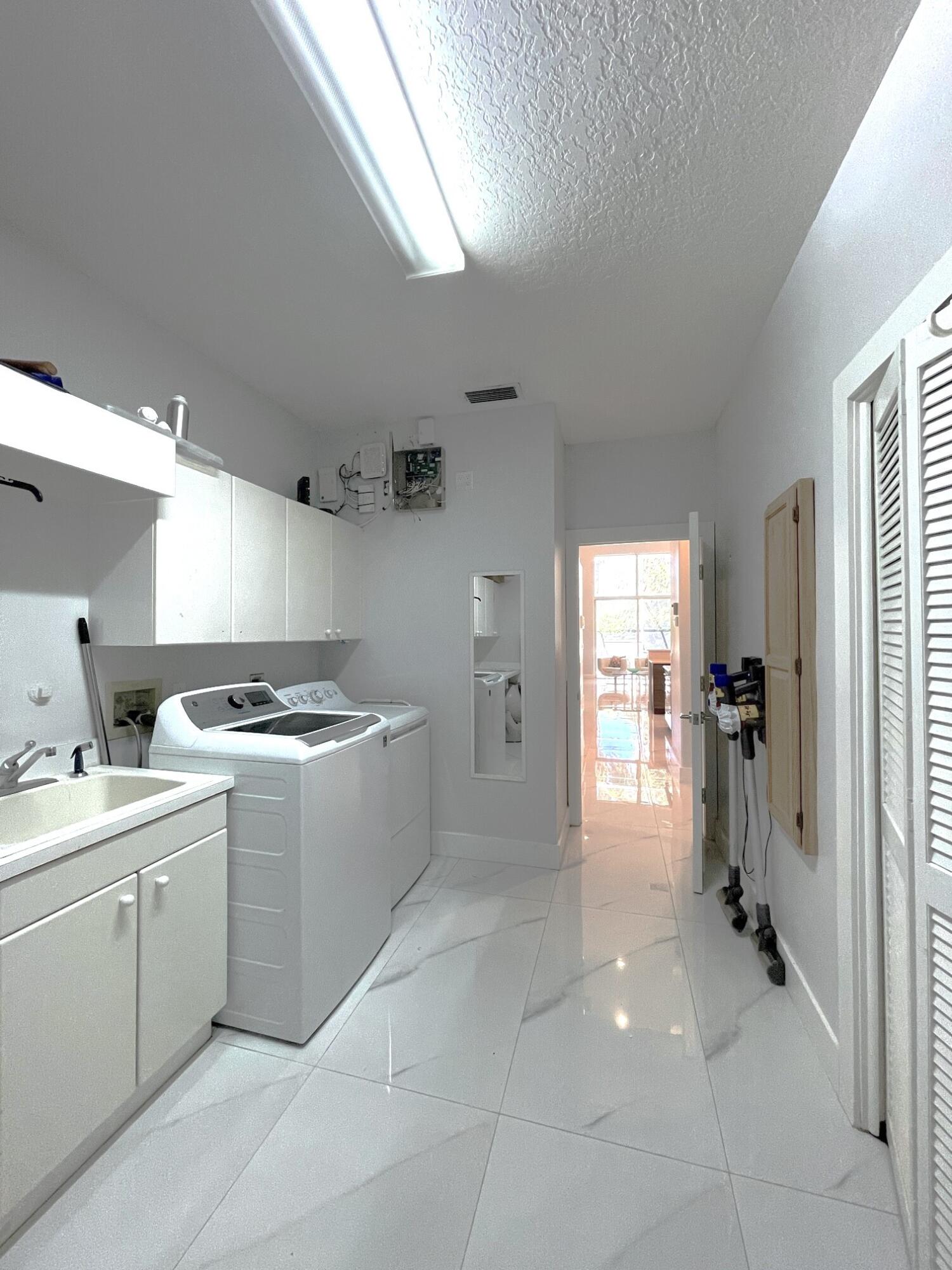 10575 Stonebridge Boulevard Boca Raton, FL 33498 - Photo 22 of 38 Laundry