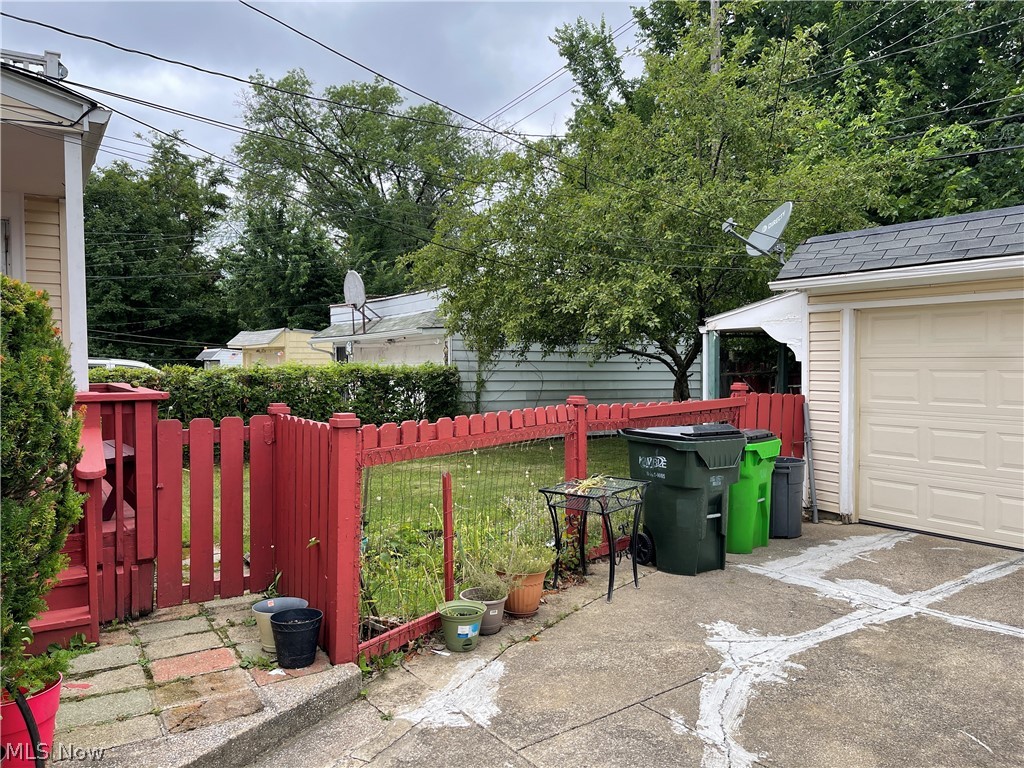 3851 Grosvenor Road Cleveland, OH 44118 - Photo 4 of 22