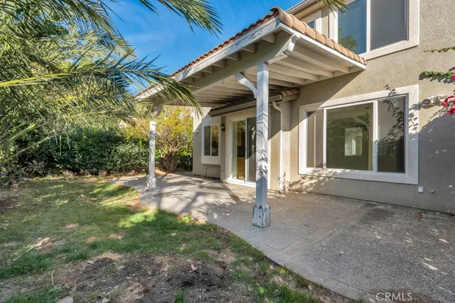 a view of a house with backyard