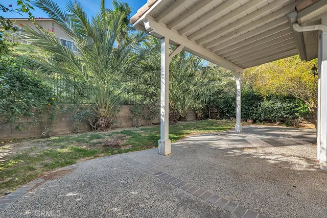 a view of a house with backyard