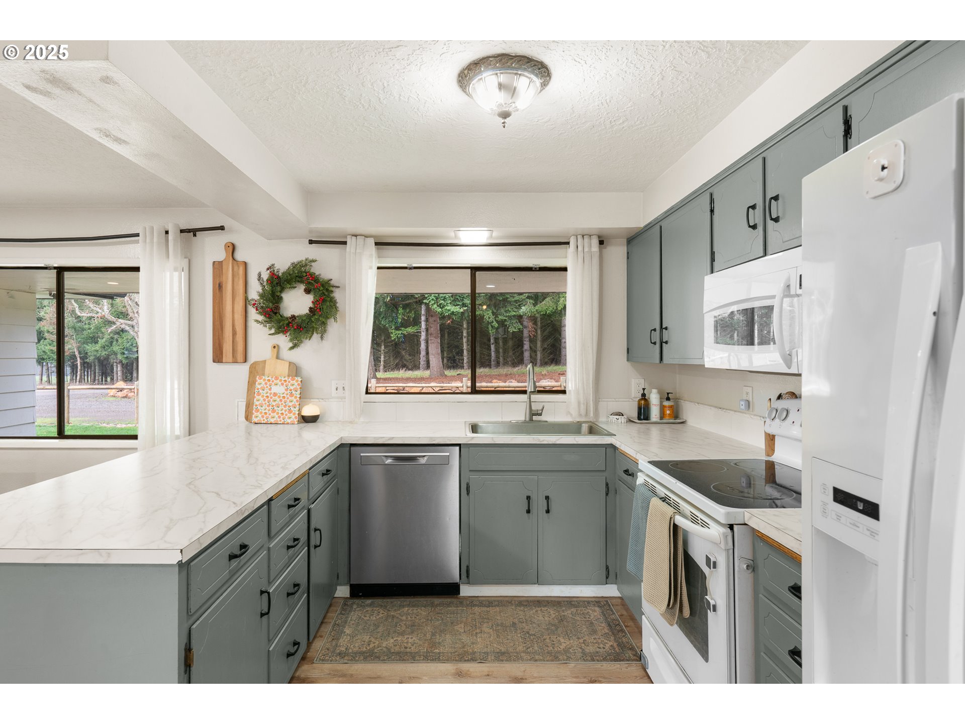 6020 Valley View Road Northeast Silverton, OR 97381 - Photo 13 of 45