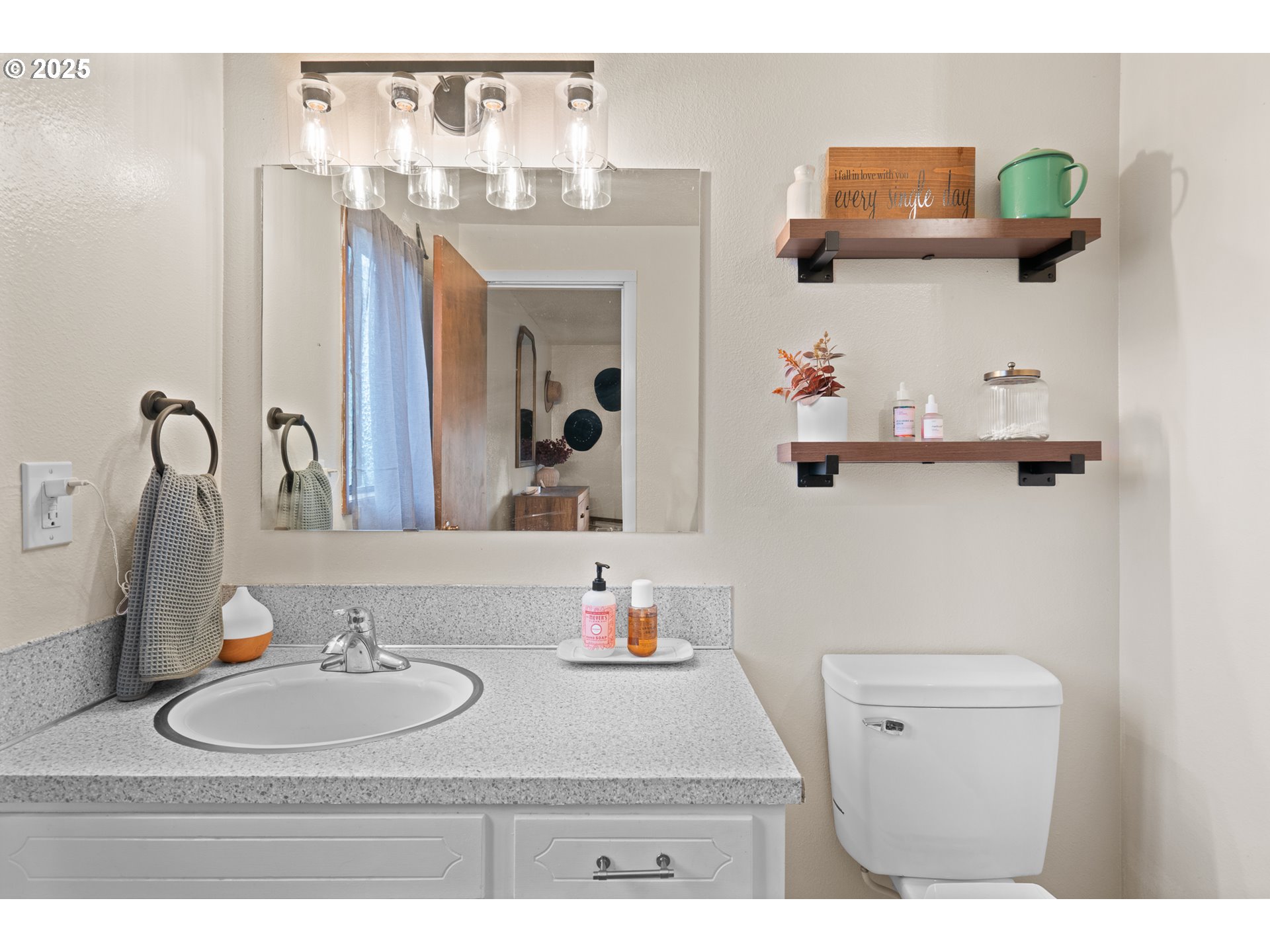 6020 Valley View Road Northeast Silverton, OR 97381 - Photo 23 of 45