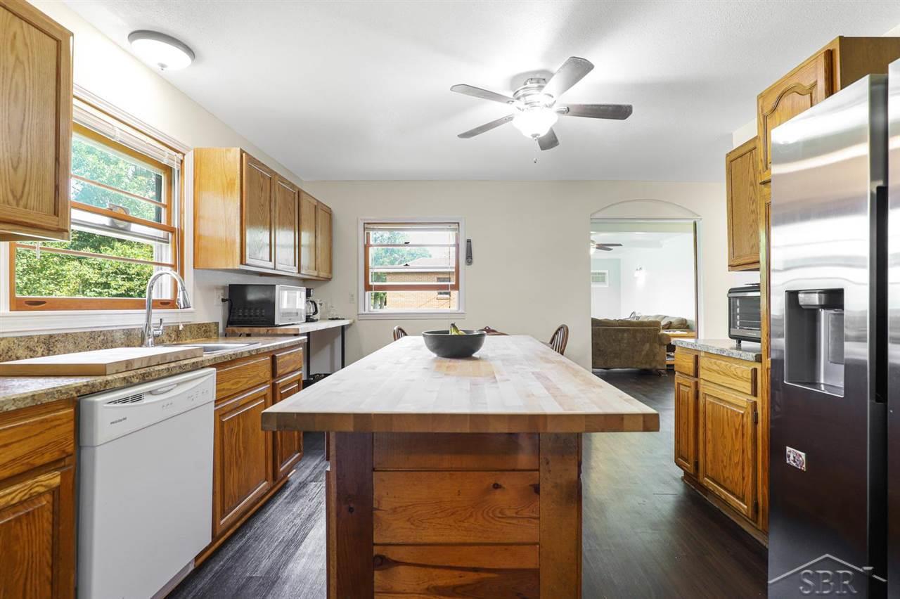 4730 Sherman Road Saginaw, MI 48604 - Photo 9 of 23 Large custom island