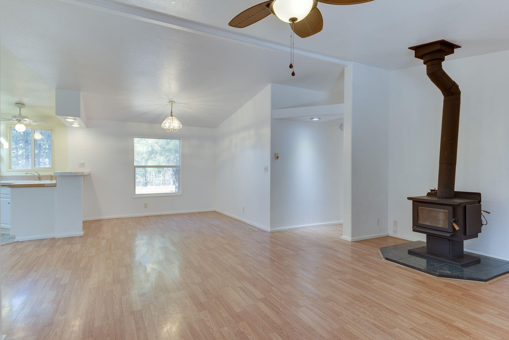 16049 Green Forest Road La Pine, OR 97739 - Photo 5 of 40 5-web-or-mls-16049 Green Forest Rd-5