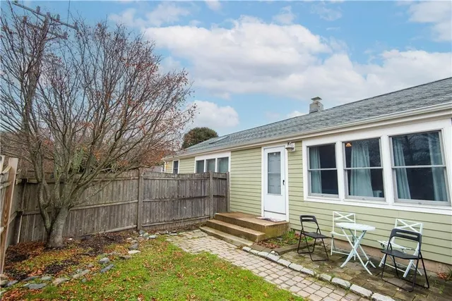 $3,300 | 391 Aquidneck Avenue, Middletown, RI 02842