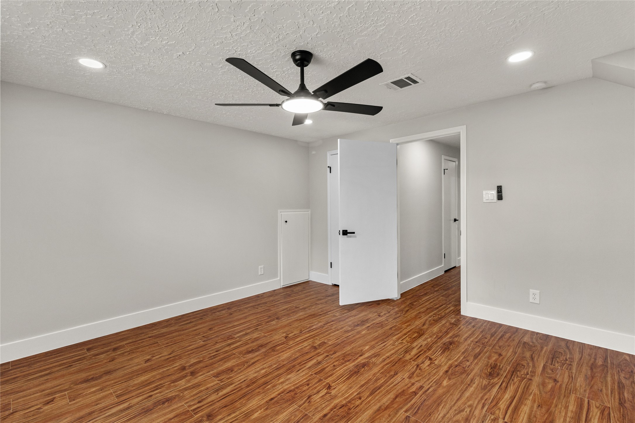 9639 Springview Lane Houston, TX 77080 - Photo 9 of 28