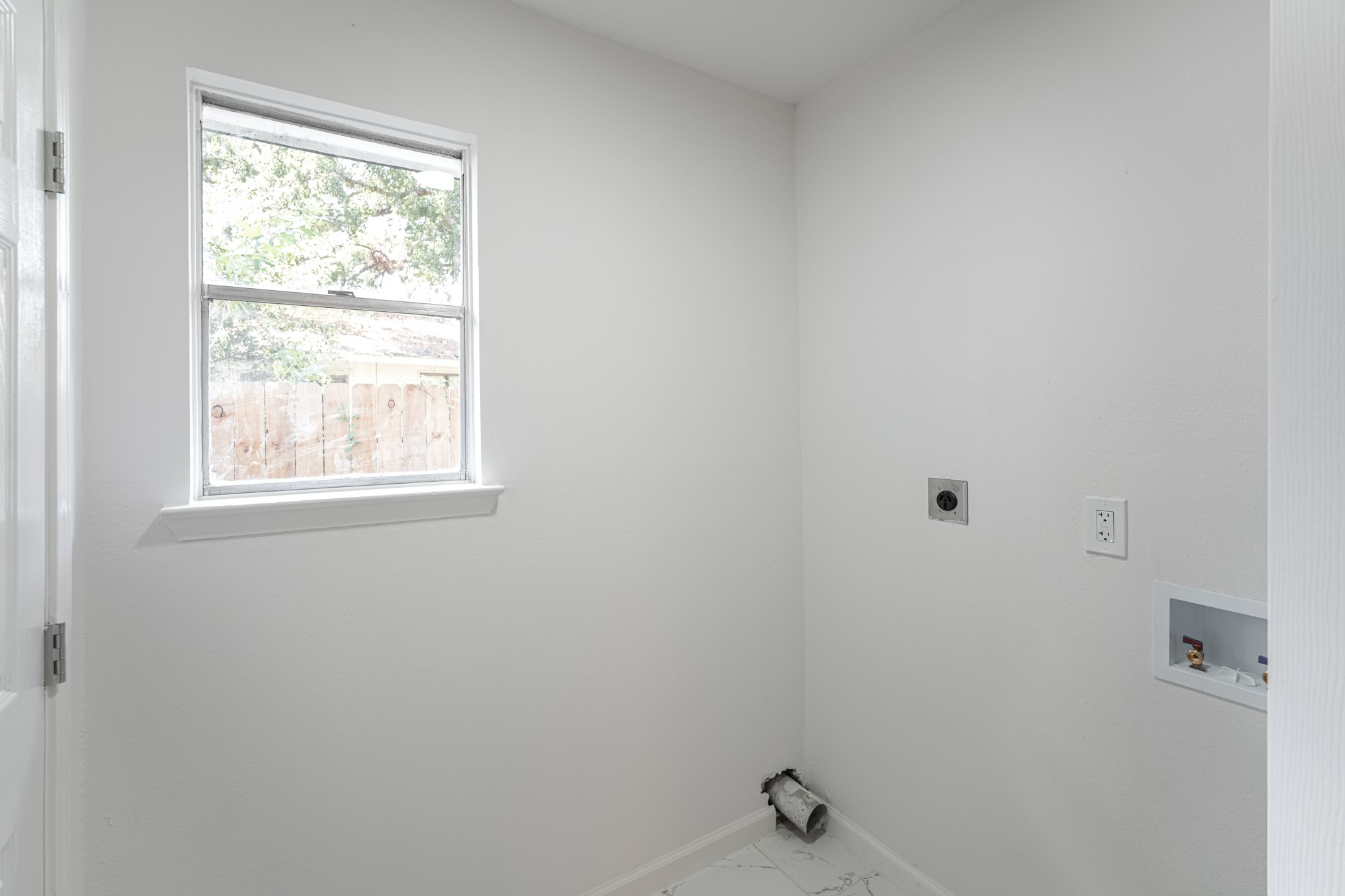 5311 Oaklynn Drive Spring, TX 77373 - Photo 27 of 33 a bathroom with a window