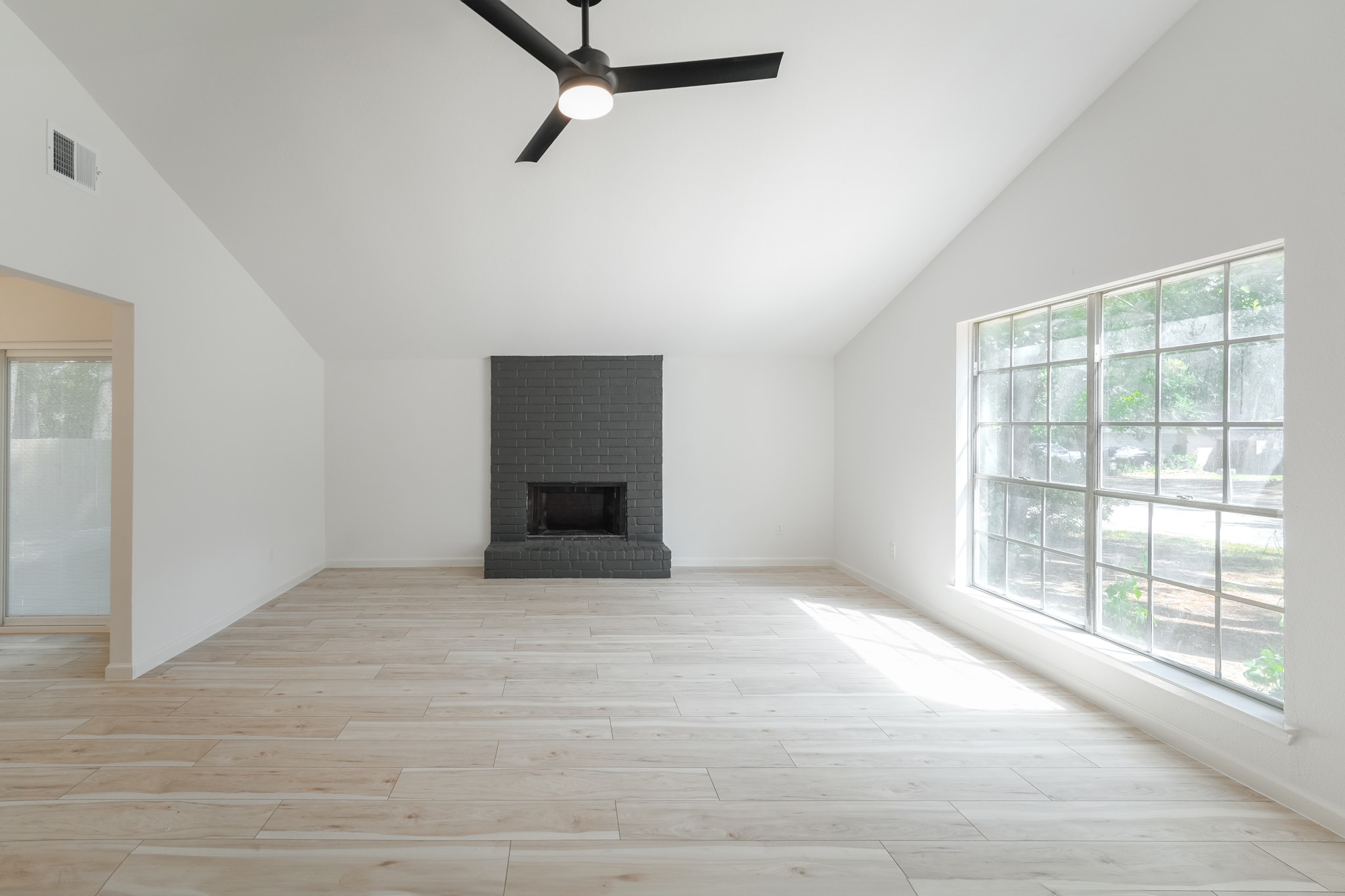 5311 Oaklynn Drive Spring, TX 77373 - Photo 8 of 33 an empty room with windows and closet