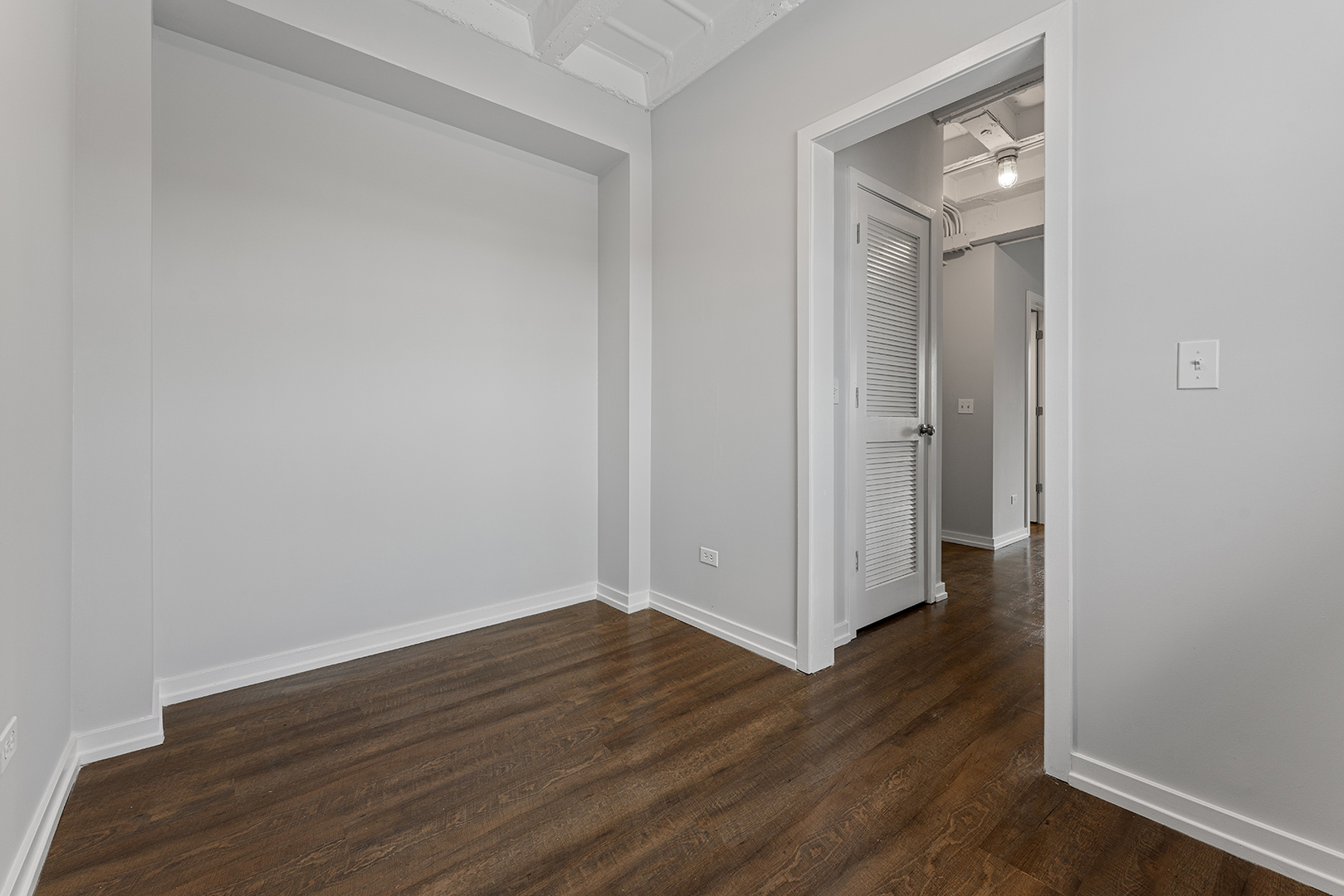 5718 North Winthrop Avenue, Unit 802 Chicago, IL 60660 - Photo 9 of 16 a view of a hallway with wooden floor