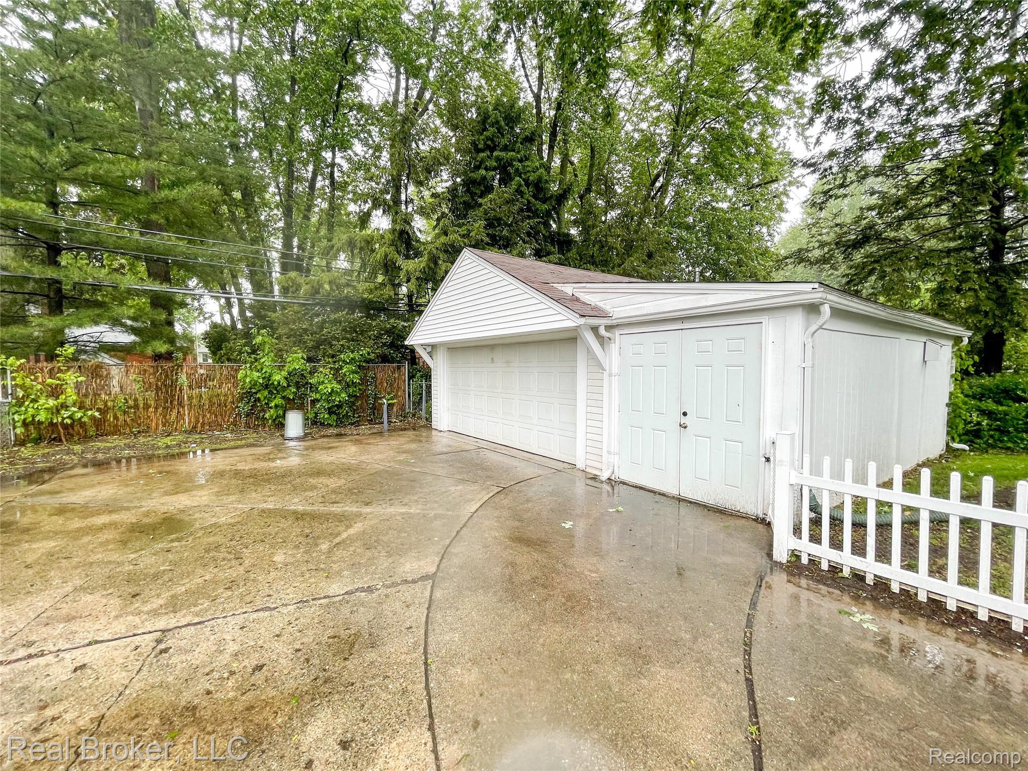 603 Vernier Road Grosse Pointe, MI 48236 - Photo 26 of 33 Detached garage with view of wooded area