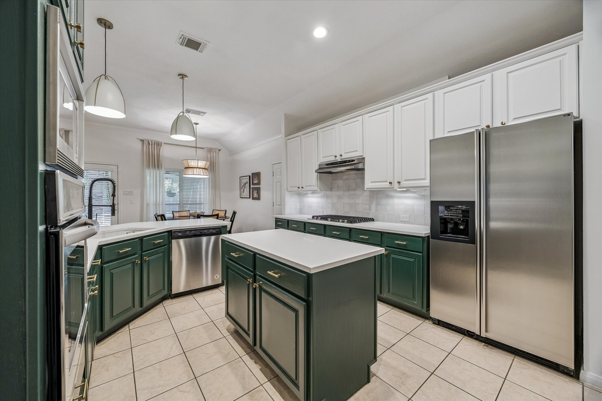 6507 Haughton Court Spring, TX 77389 - Photo 8 of 24 a kitchen with kitchen island granite countertop a sink stove and refrigerator
