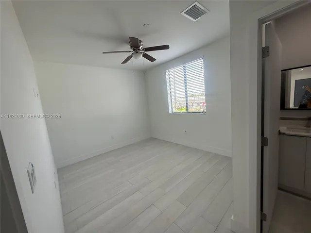 $2,400 | 909 East 24th Street, Unit 403, Hialeah, FL 33013