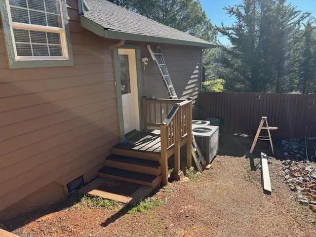 a view of a backyard