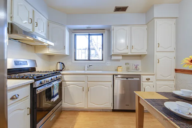 $279,900 | 1025 Cottonwood Court, Unit 1B, Wheeling, IL 60090