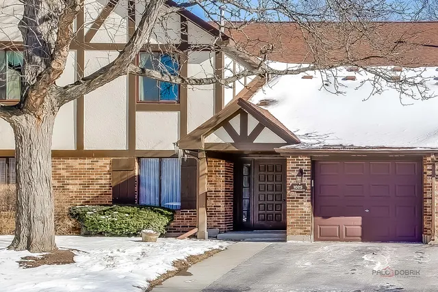 $279,900 | 1025 Cottonwood Court, Unit 1B, Wheeling, IL 60090