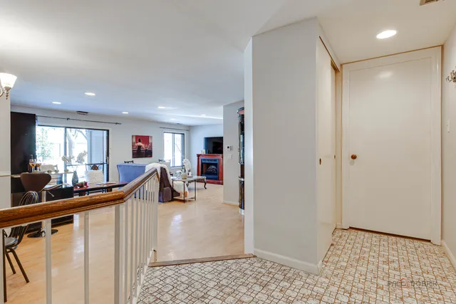 $279,900 | 1025 Cottonwood Court, Unit 1B, Wheeling, IL 60090